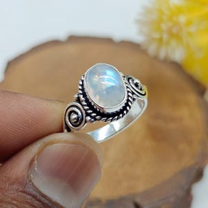 Regnbågsmånstensring i 925 sterlingsilver, minimalistiska små smycken, handgjorda smycken. Förlovningsring för flickor. Vintage oxiderade ringar.