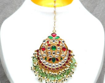 Maang Tikka Kundan chapado en oro, tocado nupcial indio, joyería para la frente Meenakari roja y verde, Matha Patti con perlas, boda étnica, regalo
