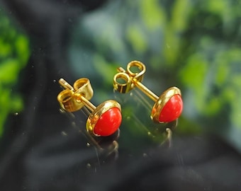 Par de pendientes con piedras preciosas de coral rojo, pendientes con presión chapados en oro, piedras preciosas redondas de 8 mm, pendientes para fiesta, joyería llamativa.