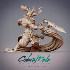 Puede incluir: Miniatura de color beige de un guerrero con cuernos en una pose dinámica, empuñando una gran espada. La figura tiene musculatura detallada y cabello suelto. La base de la figura tiene un diseño circular. El texto "Cobramode Miniatures" y "cobramode.com" son visibles.