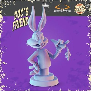 Könnte beinhalten: Hellblaue Bugs Bunny-Figur aus der Pop Minis-Kollektion. Die Figur steht auf einem runden Sockel und trägt den Text "DOC'S FRIEND" oben links. Die Figur befindet sich in einer klassischen Pose.