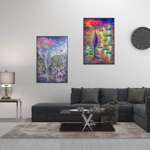 Puede incluir: Dos láminas de arte mural rectangulares y enmarcadas colgadas una al lado de la otra. La lámina de la izquierda muestra un bosque etéreo y brillante con tonos morados y azules. La de la derecha presenta un paisaje psicodélico con una flor.