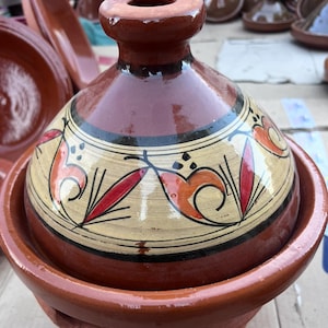 Handbemalte marokkanische Keramik Tajine, Kochtopf aus weiß schwarzem Ton, Boho Küchengeschirr