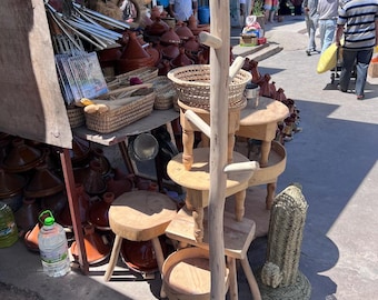 Appendiabiti marocchino fatto a mano in legno, sgabello in legno intagliato, decorazione con cactus intrecciati