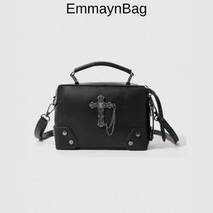 Sac à Main en Cuir Noir avec Poignée et Pendentif Croix Gothique Chaîne Structurée
