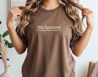 Camiseta aprobada por Unc, camiseta con meme divertido, camiseta con gráfico minimalista, camiseta de humor a la moda, camiseta para uso diario, camiseta humorística poco cool