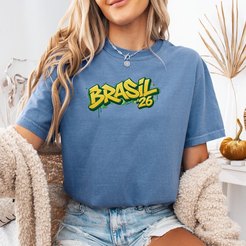 Camiseta Brasil 26, Camiseta para amantes del fútbol, Camiseta del Mundial 2026, Top para aficionados al fútbol, Camiseta Copa del Mundo, Regalo para amantes del deporte, Ropa de Brasil imagen 2