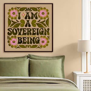 Arte de pared con estampado psicodélico de estilo retro de los años 70, cuadrado, verde y rosa mate, de Sovereignty Word Art.