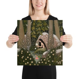 Peut inclure: Impression carrée représentant une scène de forêt avec une sirène tenant une étoile brillante. L'œuvre d'art a un style fantaisiste, avec des arbres détaillés, des fleurs et un étang. La sirène a de longs cheveux noirs et une queue verte.