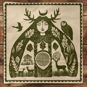 Puede incluir: Una impresión verde oliva sobre un fondo crema. La impresión presenta a una mujer con cuernos de ciervo, una luna creciente y cabello largo. Otros elementos incluyen un búho, ciervos, setas y un diseño de laberinto.