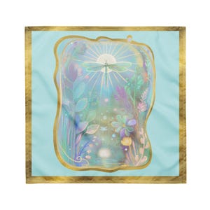 Op de afbeelding: Vierkante sjaal met een lichtblauwe achtergrond en een gouden rand. Het midden toont een gedetailleerde illustratie van een libelle met zonnestralen, omringd door bloemen en bladeren in pastelkleuren. De sjaal heeft een dromerige, artistieke uitstraling.