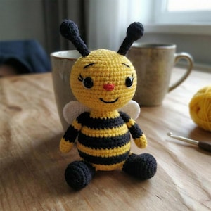 Virkad biplyschleksak handgjord amigurumi humla gosedjur söt barnkammardekor babyshowerpresent barnrumsföljeslagare mjuk