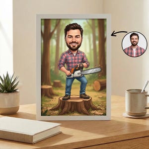Può includere: Illustrazione a fumetti incorniciata di un uomo con una camicia a quadri rossa e nera e jeans blu che tiene una motosega. L'uomo è in piedi su un ceppo d'albero in un ambiente forestale. Un ritratto più piccolo dell'uomo è nell'angolo in alto a destra.