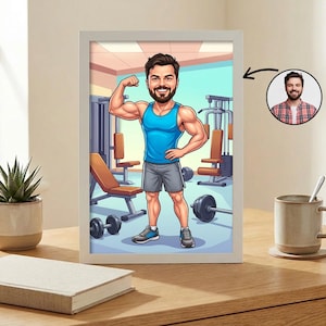 Puede incluir: Ilustración de dibujos animados enmarcada de una persona musculosa flexionando en un gimnasio. La persona lleva una camiseta sin mangas azul y pantalones cortos grises. El fondo muestra equipos de gimnasia, incluyendo pesas y bancos. Un retrato más pequeño está en la esquina superior derecha.