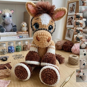 Può includere: Un peluche a forma di cavallo fatto a mano all'uncinetto nei toni del marrone, bianco e beige, con una criniera marrone scuro e una macchia bianca. Il cavallo ha grandi occhi blu e una briglia nera. Altri articoli e forniture per uncinetto sono visibili.