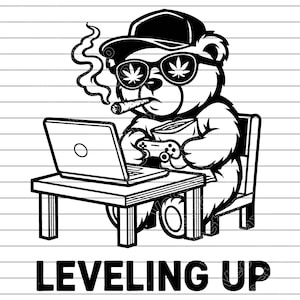 Puede incluir: Gráfico en blanco y negro de un oso con gafas de sol con diseños de hojas de marihuana, una gorra y fumando un cigarro. El oso está sentado en un escritorio con una computadora portátil y un controlador de juego. El texto "LEVELING UP" está debajo.