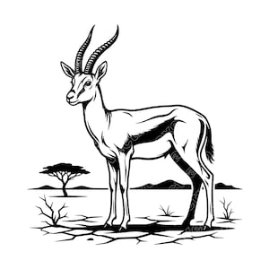 Op de afbeelding: Een zwart-wit illustratie van een gazelle in een savannelandschap. De gazelle heeft grote, gebogen hoorns en staat voor een boom, heuvels en een gebarsten grond.