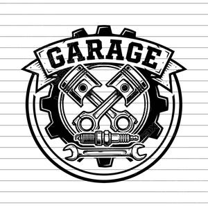 Puede incluir: Gráfico en blanco y negro con temática de garaje. La palabra "GARAGE" se muestra en una pancarta sobre pistones cruzados, un engranaje, una bujía y una llave inglesa. Adecuado para entusiastas del automóvil.