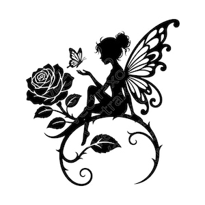 Puede incluir: Un gráfico de silueta negra que muestra a un hada con alas detalladas sentada sobre una enredadera espinosa curva. El hada extiende la mano hacia una pequeña mariposa, mientras que una gran rosa en flor con hojas se sitúa a la izquierda.