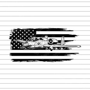 Könnte beinhalten: Schwarz-weiße Grafik eines Militärflugzeugs, der A-10 Thunderbolt II, überlagert mit einer stilisierten amerikanischen Flagge. Das Flugzeug hat ein detailliertes Design mit sichtbaren Waffen und einem bedrohlichen, haifischartigen Maul. Das Flaggen-Design hat einen Pinselstrich-Effekt.