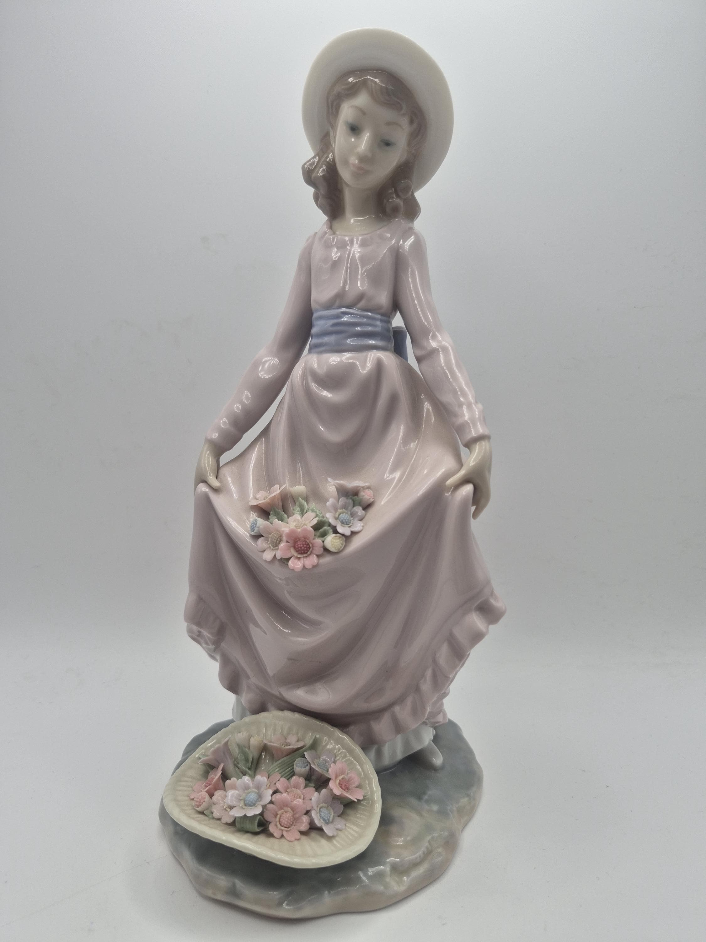Lladró Porcelain Figurine No. 5027 – “flowers in the Basket