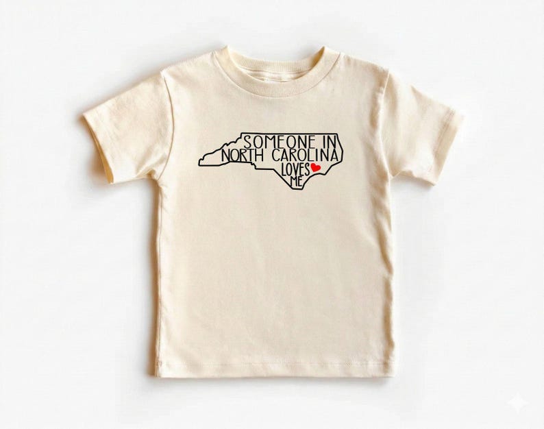 Body para bebé con el mensaje "Alguien en Carolina del Norte me ama", camiseta adorable para bebé, regalos para baby shower, camiseta para bebé con el mensaje "Amado", body para bebé con el estado, camiseta natural para bebé. imagen 3