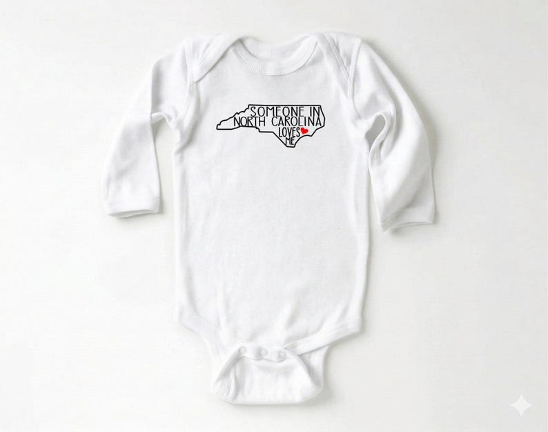 Body para bebé con el mensaje "Alguien en Carolina del Norte me ama", camiseta adorable para bebé, regalos para baby shower, camiseta para bebé con el mensaje "Amado", body para bebé con el estado, camiseta natural para bebé. imagen 4