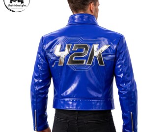 Futuristische Unisex Y2K Lederjacke - Cyber Streetwear-Jacke mit metallischem Rückenlogo im Stil der 2000er Jahre.