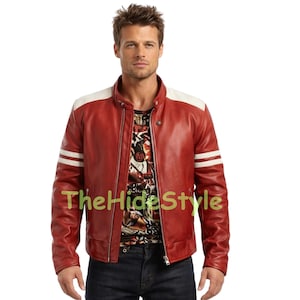 Puede incluir: Chaqueta de cuero roja con detalles blancos en los hombros y rayas blancas en las mangas. La chaqueta tiene cierre de cremallera y cuello alto. El texto "TheHideStyle" es visible en la parte delantera.