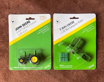 Zabawka-replika zabytkowego, odlewanego ciśnieniowo, metalowego ciągnika JOHN DEERE z lat 90. – ciągnik 6400 MFWD i prasa prostokątna