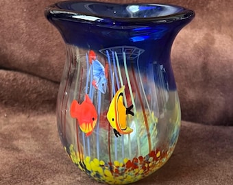 カラフルな魚模様のガラス花瓶 青いガラスの花瓶：カラフルな魚のデザイン - 沿岸のホーム