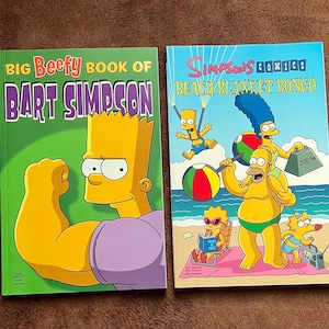 Puede incluir: Dos cómics con los Simpson. El primer libro se titula "Big Beefy Book of Bart Simpson" y presenta a un Bart Simpson amarillo con una camisa morada flexionando su bíceps. El segundo libro se titula "Simpsons Comics Beach Blanket Bongo" y presenta a Homero Simpson, Marge Simpson, Bart Simpson, Lisa Simpson y Maggie Simpson en una playa.