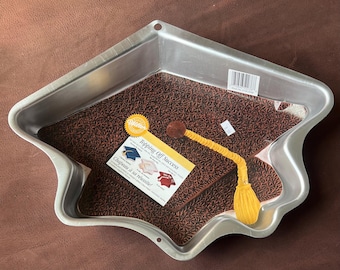 Graduation Cap shaped cake pan - WILTON 90s 2000s