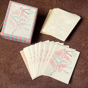 Tarjetas y sobres vintage para anunciar el nacimiento de un bebé en una caja - cigüeña