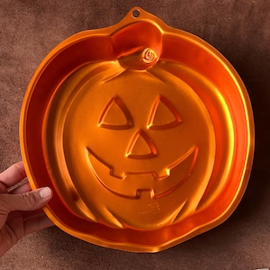 Jack-o’-lantern shaped cake pan - orange pumpkin - WILTON