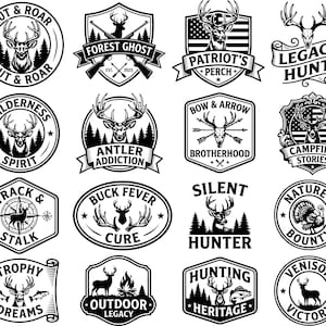 Könnte beinhalten: Eine Sammlung von sechzehn schwarz-weißen, kreisförmigen und schildförmigen Emblemen mit Hirschen, Geweihen, Jagdausrüstung und Waldmotiven. Jedes Emblem enthält Text wie Rut & Roar, Forest Ghost, Patriot's Perch, Legacy Hunt, Wilderness Spirit, Antler Addiction, Bow & Arrow Brotherhood, Campfire Stories, Track & Stalk, Buck Fever Cure, Silent Hunter, Nature's Bounty, Trophy Dreams, Outdoor Legacy, Hunting Heritage und Venison Victory.