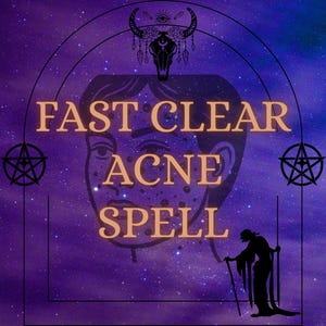 以下が含まれることがあります： 紫と青の星空の背景を持つデジタルアート画像。「FAST CLEAR ACNE SPELL」というテキストは金色です。ニキビのある顔が中央にあります。杖を持った人のシルエットが右側にあります。