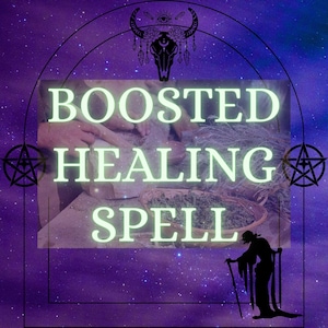 Może przedstawiać: Obraz z fioletowo-niebieskim gwieździstym tłem. Tekst "BOOSTED HEALING SPELL" znajduje się na środku. Obraz zawiera sylwetkę osoby z laską i dekoracyjną czaszką z rogami.