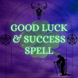 Puede incluir: Obra de arte digital con un fondo estrellado púrpura y azul. Las palabras "GOOD LUCK & SUCCESS SPELL" brillan en verde. También se presenta un trébol de cuatro hojas, un pentagrama y una silueta de una figura con un bastón.