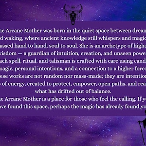 K&ouml;nnte beinhalten: Eine lila Grafik mit Text, der "The Arcane Mother" beschreibt, altes Wissen, Magie und h&ouml;here Weisheit. Eine Silhouette einer Figur mit einem Stab befindet sich in der unteren rechten Ecke.