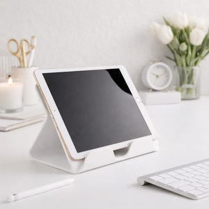 Minimalist iPad & Tablet Stand – Stable Hands-Free Holder for Desk or Kitchen
