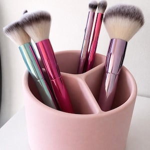 Compact Makeup Brush Holder – Tidy & Stylish Beauty Tool Organiser