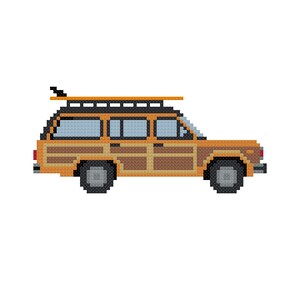 Könnte beinhalten: Pixelige Illustration eines Oldtimer-Kombis mit Holzverkleidung und einem Surfbrett auf dem Dach. Das Auto ist hauptsächlich orange und braun, mit schwarzen Reifen und einem schwarzen Dachträger. Die Fenster sind hellblau.