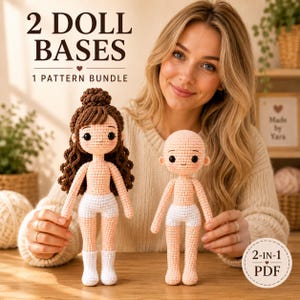 Puede incluir: Dos muñecas de ganchillo con piel clara y ropa interior blanca. Una muñeca tiene el pelo largo, castaño y rizado en un moño, la otra es calva. Texto: 2 DOLL BASES, 1 PATTERN BUNDLE, Made by Yara, 2-IN-1 PDF. Figuras de hilo hechas a mano.