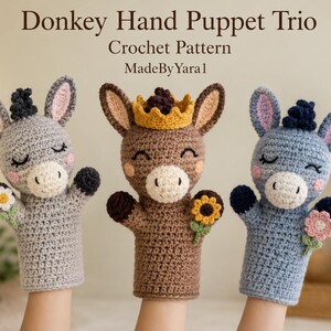 Puede incluir: Tres marionetas de mano de burro tejidas a ganchillo con el texto Donkey Hand Puppet Trio Crochet Pattern MadeByYara1. Las marionetas son grises, marrones y azules, con ojos cerrados bordados, mejillas rosadas y pequeñas flores tejidas. El burro central lleva una corona amarilla.