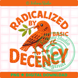 Könnte beinhalten: Ein orangefarbenes digitales Download-Grafik mit dem Text "RADICALIZED BY DECENCY" in Strickschrift. Ein gestrickter orangefarbener Vogel hält einen grünen Zweig. Der Hintergrund ist ein rosa-weißes Karomuster.