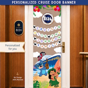 Puede incluir: Un banner de puerta de crucero personalizado con el texto "Cruisin' with the Johnson Family" y el n&uacute;mero "8124". El banner presenta a los personajes de Disney Stitch y Lilo, un crucero y flores tropicales.