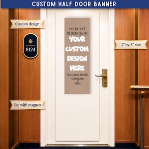 Puede incluir: Una pancarta rectangular de color beige para puerta que mide 30,48 cm por 91,44 cm con texto blanco: 1 FT BY 3 FT (12 IN BY 36 IN) YOUR CUSTOM DESIGN HERE NO CANVA NEEDED DOWNLOAD & PRINT. La pancarta se muestra en una puerta blanca.