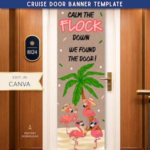 Op de afbeelding: Een verticale cruise deur-banner met een beige achtergrond en de tekst CALM THE FLOCK DOWN WE FOUND THE DOOR. Het ontwerp bevat een groene palmboom en vier roze flamingo's met hoeden en zonnebrillen op een zandstrand.