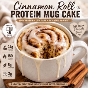 Puede incluir: Una taza de pastel de taza de proteína de rollo de canela con glaseado goteando por el costado. La imagen incluye texto que dice "Cinnamon Roll Protein Mug Cake", "High Protein", "Low Carb" y "Bariatric Friendly". La imagen también incluye información nutricional.